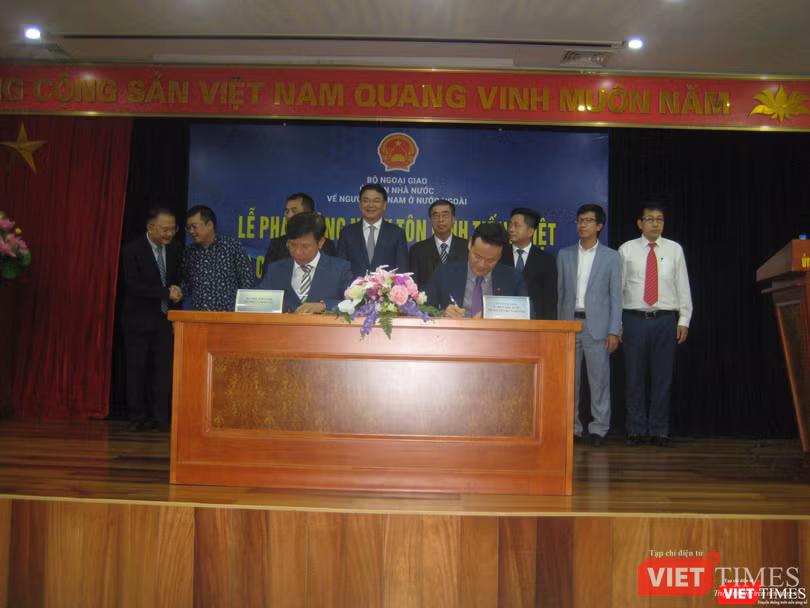 Ông Mai Phan Dũng – Phó Chủ nhiệm Uỷ ban về người Việt Nam ở nước ngoài (bên phải) và PGS TS Hoàng Anh Tuấn - Hiệu trưởng Trường Đại học Khoa học Xã hội và Nhân văn - Đại học Quốc gia Hà Nội ký kết hợp tác