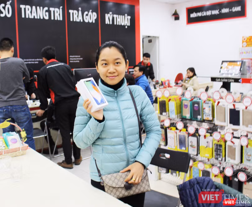 Ngày đầu mở bán iPhone X, nhiều người đội mưa tới nhận máy ảnh 7
