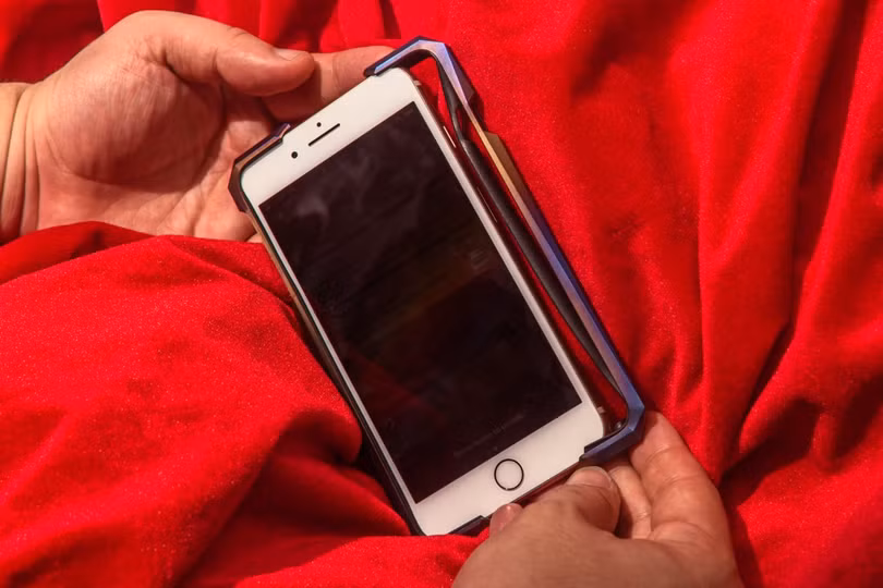 Chiêm ngưỡng bộ ốp viền có giá đắt hơn cả iPhone X ảnh 7
