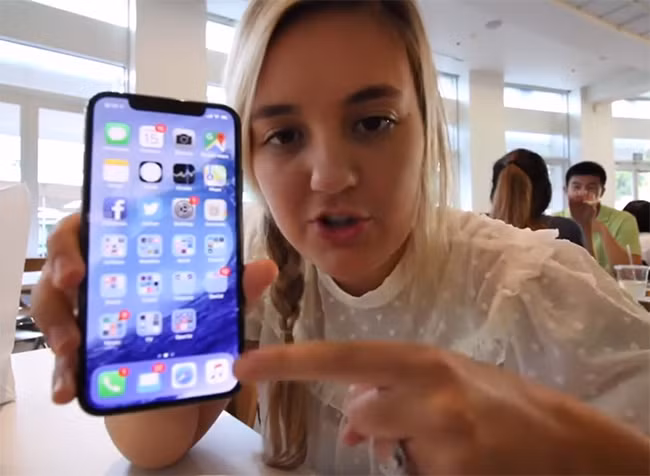 Cô gái khoe iPhone X khiến cha bị sa thải (ảnh: FB nhân vật)