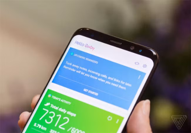 Trợ lý ảo Bixby trên điện thoại Samsung (ảnh: The Verge)