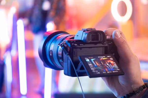Sony tung ra máy ảnh A7R III thách thức các mẫu full-frame của Canon ảnh 1
