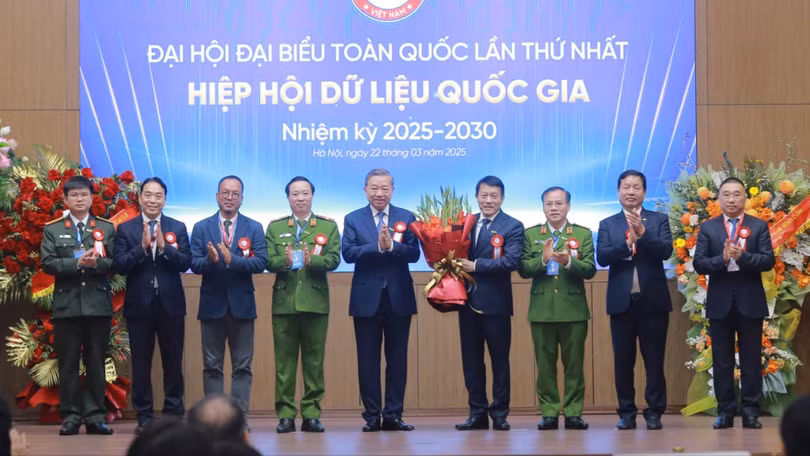 Tổng bí thư Tô Lâm chúc mừng Chủ tịch và ban chấp hành Hiệp hội dữ liệu quốc gia