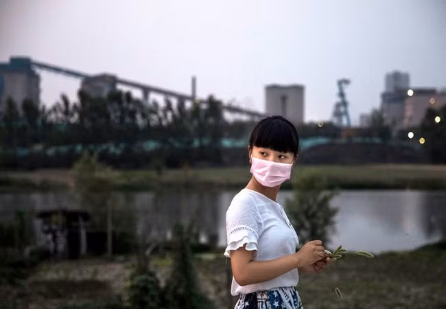 Hình ảnh một người phụ nữ Trung Quốc đeo khẩu trang do ô nhiễm không khí nghiêm trọng (Ảnh Getty Images) Hình ảnh một người phụ nữ Trung Quốc đeo khẩu trang do ô nhiễm không khí nghiêm trọng (Ảnh Getty Images)