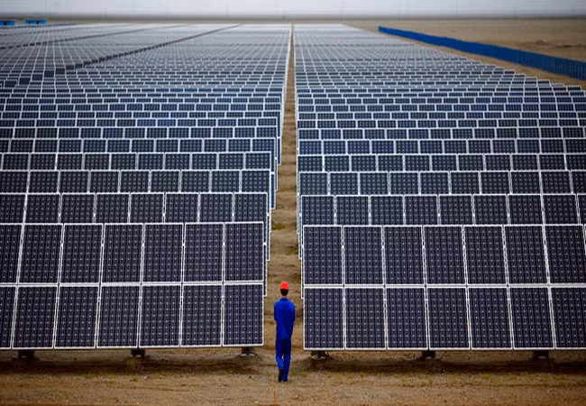 Một công nhân đang kiểm tra các tấm pin năng lượng mặt trời tại Trung Quốc (Ảnh Reuters) Một công nhân đang kiểm tra các tấm pin năng lượng mặt trời tại Trung Quốc (Ảnh Reuters)