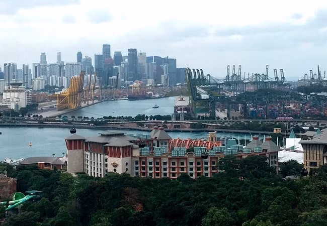 Ngày 25/2/2018, hòn đảo Sentosa và tuyến đường chính nối với đảo Singapore dày đặc các tòa nhà chọc trời (Ảnh AP) Ngày 25/2/2018, hòn đảo Sentosa và tuyến đường chính nối với đảo Singapore dày đặc các tòa nhà chọc trời (Ảnh AP)