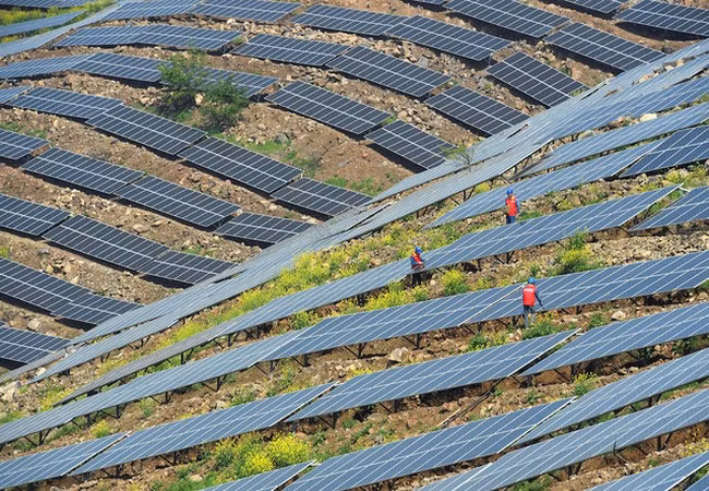 Các công nhân đang kiểm tra các tấm pin mặt trời tại tỉnh An Huy, Trung Quốc (Ảnh Reuters) Các công nhân đang kiểm tra các tấm pin mặt trời tại tỉnh An Huy, Trung Quốc (Ảnh Reuters)
