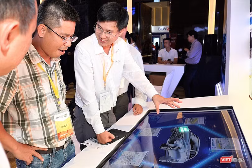 Đại diện Vingroup giới thiệu về mẫu xe hơi VinFast tại Triển lãm Quốc tế về Công nghiệp 4.0 tổ chức tại Hà Nội tháng 7 vừa qua