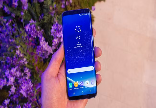 Chiếc Galaxy S8 năm ngoái đã đặt ra một chuẩn mực mới cho thiết kế điện thoại thông minh (Ảnh Business Insider)