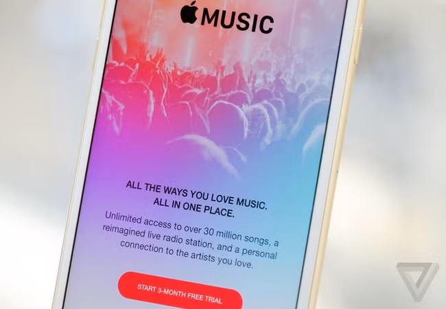 Trong một bài viết gần đây, chuyên gia phân tích Ming-Chi Kuo cho rằng Apple sẽ phát hành một mẫu tai nghe cao cấp vào cuối năm nay (Ảnh The Verge)