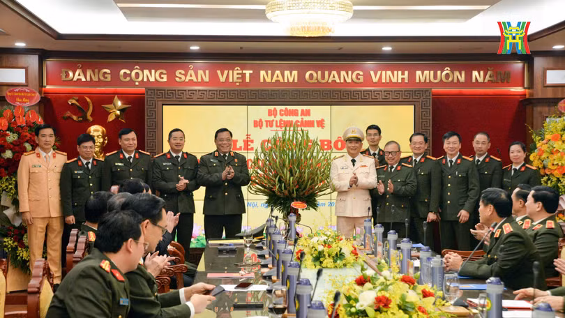 Trung tướng Nguyễn Hải Trung, Giám đốc Công an TP Hà Nội chúc mừng đại tá Phạm Thanh Hùng.