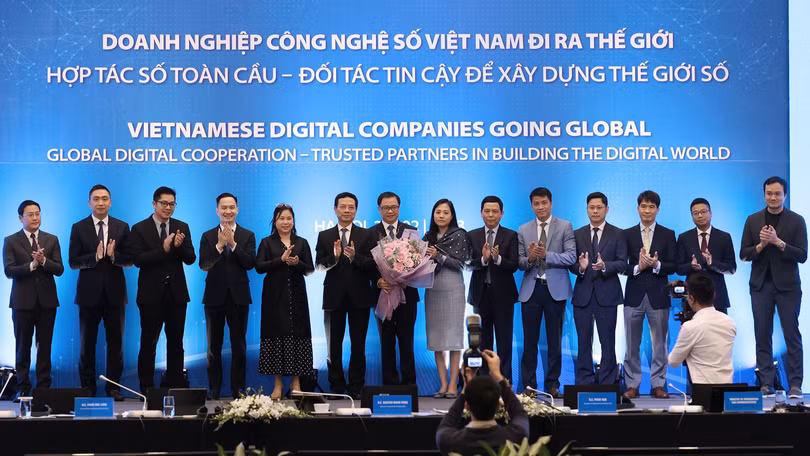 Bộ trưởng Nguyễn Mạnh Hùng và tổ vấn hỗ trợ doanh nghiệp công nghệ số ra nước ngoài