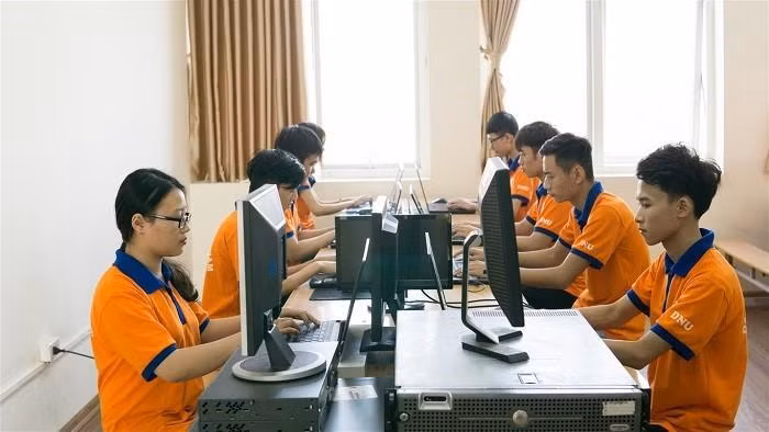 Sinh viên Đại học Đại Nam trong giờ thực hành CNTT