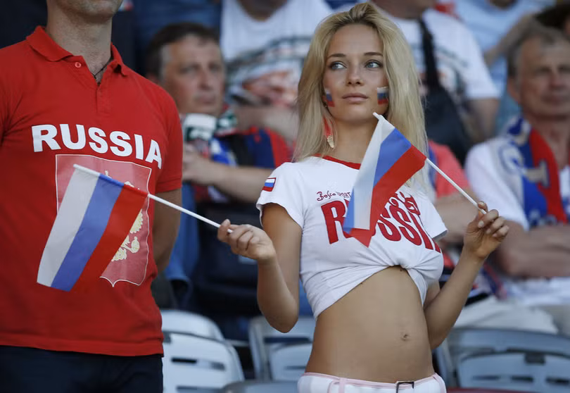 Nemtchinova cổ vũ đội Nga tại Euro 2014 (ảnh: Reuters) Nemtchinova cổ vũ đội Nga tại Euro 2014 (ảnh: Reuters)