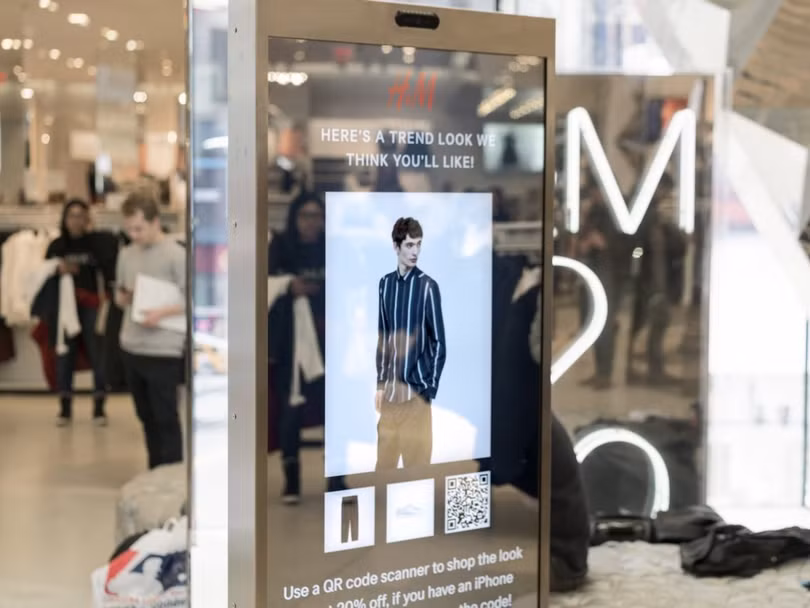 Gương thông minh của H&M gợi ý trang phục cho khách hàng (ảnh: Virsual Art)