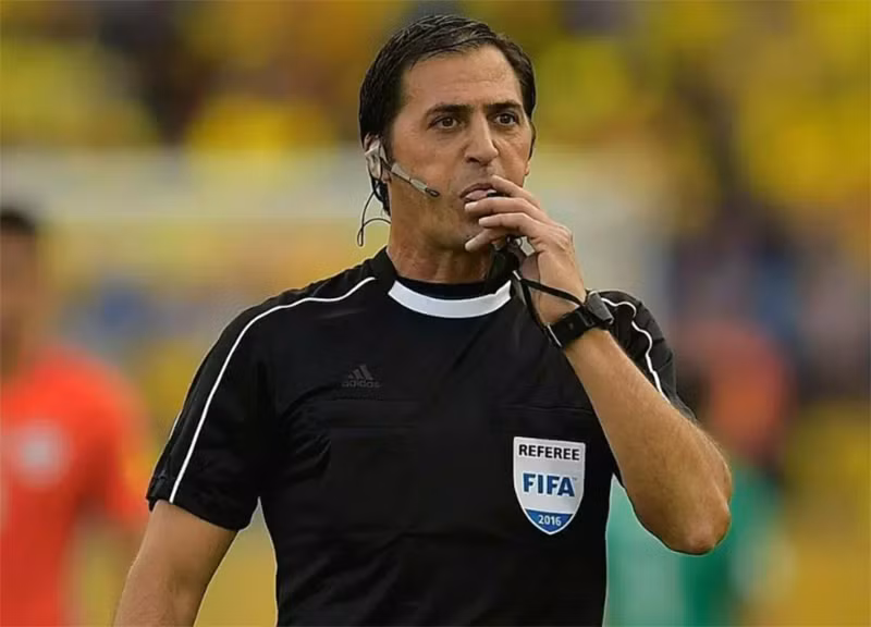 Ông Mauro Vigliano điều khiển trận đấu vòng loại World Cup giữa Peru và Ecuador (ảnh: AFP)