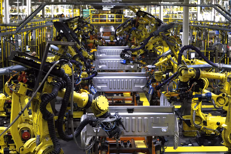 Nhiều công ty trong các ngành công nghiệp ở Bắc Mỹ đang đẩy mạnh triển khai lao động robot. Ảnh: US News. 