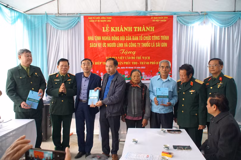 Tặng sách Ký ức người lính cho lãnh đạo xã và gia đình