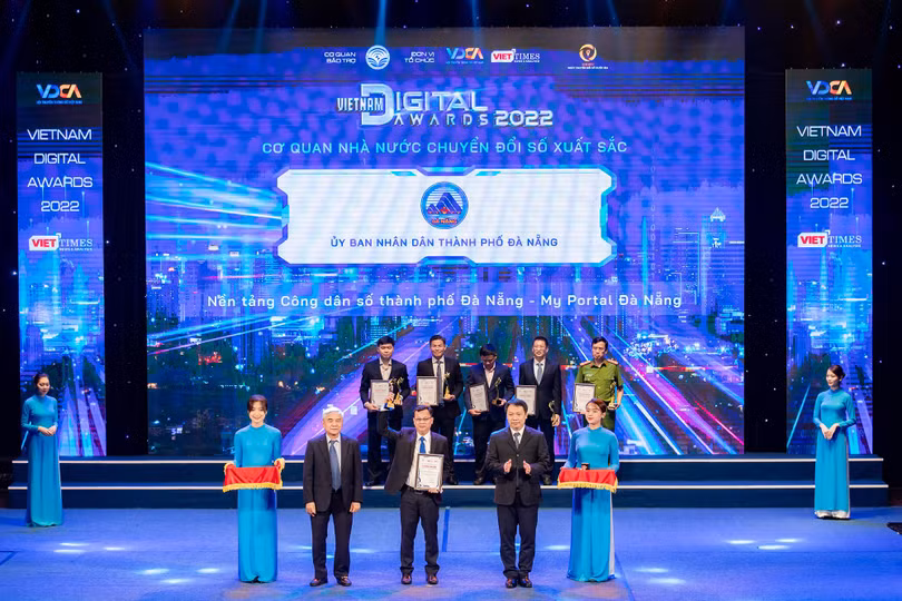 Lãnh đạo Đà Nẵng nhận giải thưởng Chuyển đổi số Việt Nam 2022 cho giải pháp "Nền tảng Công dân số thành phố - My Portal Đà Nẵng"