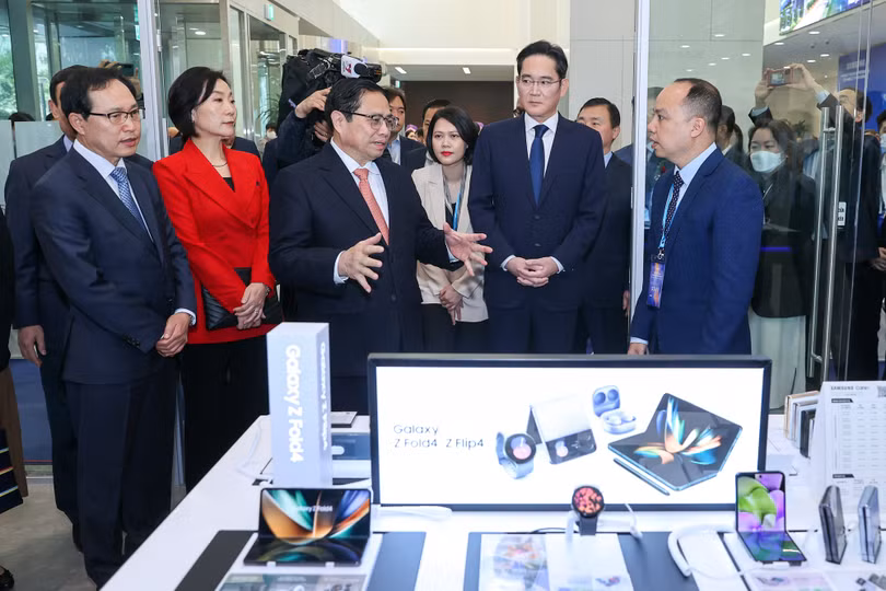 Thủ tướng Phạm Minh Chính trao đổi với các lãnh đạo Samsung tại Trung tâm R&amp;D mới khai trương