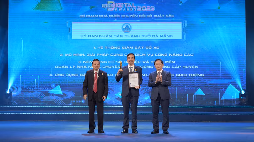 Ông Lê Trung Chinh đại diện TP Đà Nẵng nhận giải thưởng Chuyển đối số Việt Nam 2023
