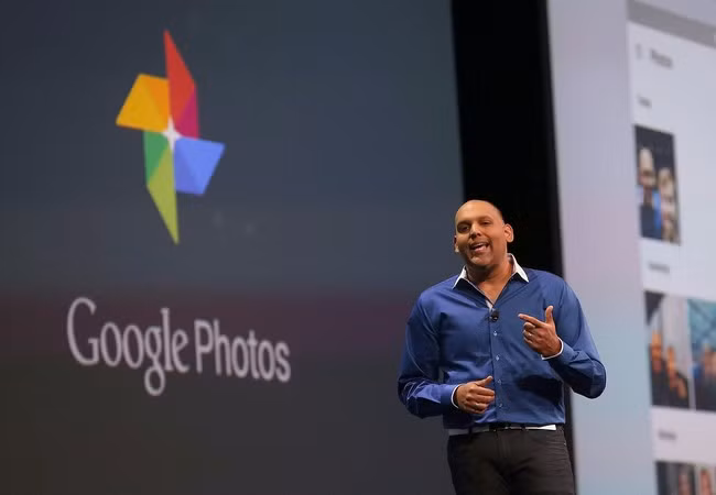 Ông Anil Sabharwal, phó chủ tịch Google Photos thông báo về ứng dụng Photos trong hội nghị I/O năm 2015 (Ảnh Getty Images)