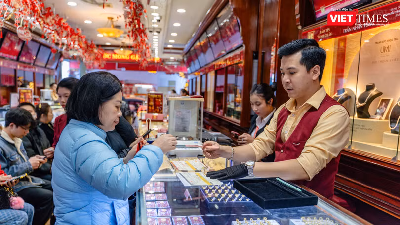 Giá vàng trong nước tăng mạnh.