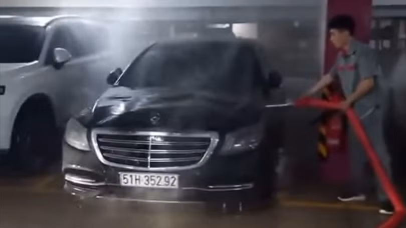 Ca sĩ Duy Mạnh khởi kiện công ty Mercedes - Benz Việt Nam vì chiếc ô tô trị giá 5 tỷ đồng của anh bốc cháy trong bãi xe chung cư. Ảnh: FBNV.