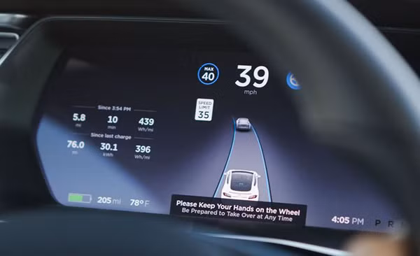 Hệ thống Autopilot yêu cầu người lái luôn đặt tay trên vô-lăng. 
