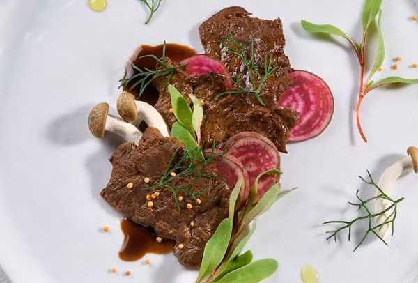 Miếng thịt bò nhân tạo do Aleph Farms sản xuất.