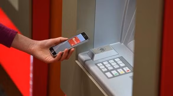 Dịch vụ ngân hàng trên điện thoại thông minh đang dần thay thế việc rút tiền ATM