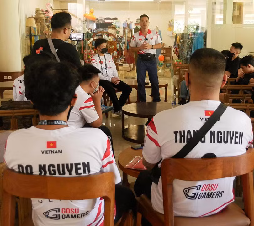 Ông Đỗ Việt Hùng - Tổng thư ký Hội Thể thao Điện tử Giải trí Việt Nam - 'lên dây cót' cho các tuyển thủ Việt Nam tại IESF WEC 2022