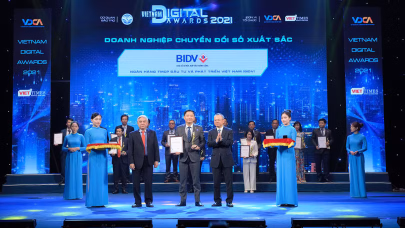 Ông Nguyễn Chiến Thắng - Giám đốc Trung tâm Ngân hàng số BIDV - đại diện BIDV nhận giải thưởng