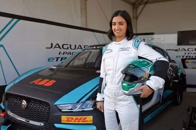 Reema Juffali bên chiếc xe đua. 