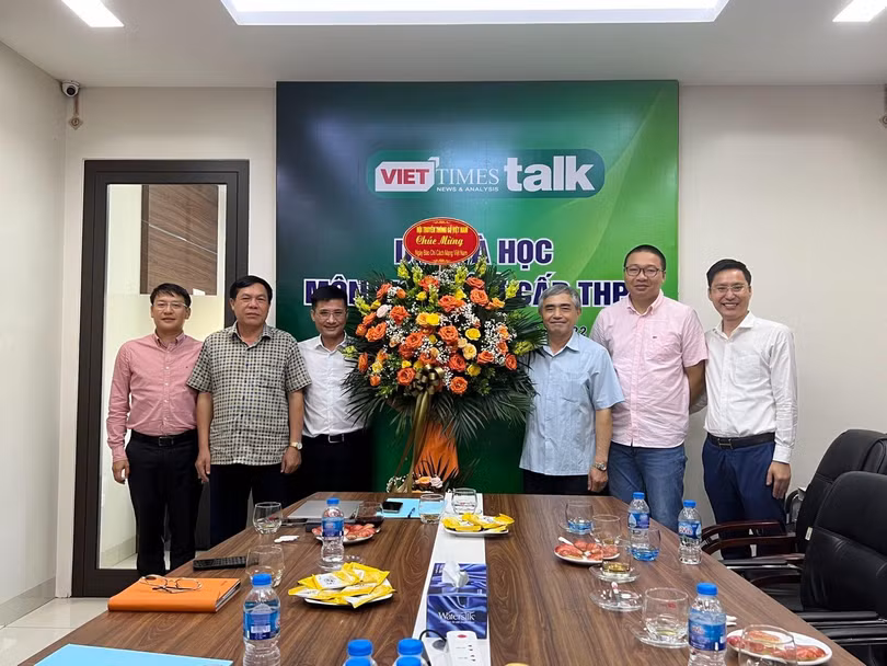 Đoàn công tác của VDCA tặng hoa và chụp ảnh lưu niệm với Ban lãnh đạo Tạp chí điện tử VietTimes. Đoàn công tác của VDCA tặng hoa và chụp ảnh lưu niệm với Ban lãnh đạo Tạp chí điện tử VietTimes.