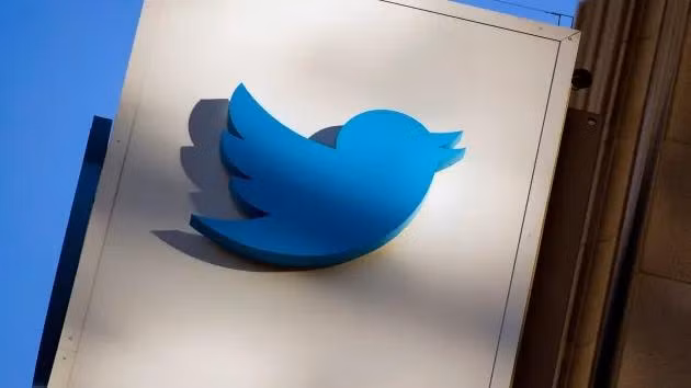 Logo Twitter được hiển thị trên mặt tiền của trụ sở chính của công ty ở San Francisco (ảnh: Bloomberg)