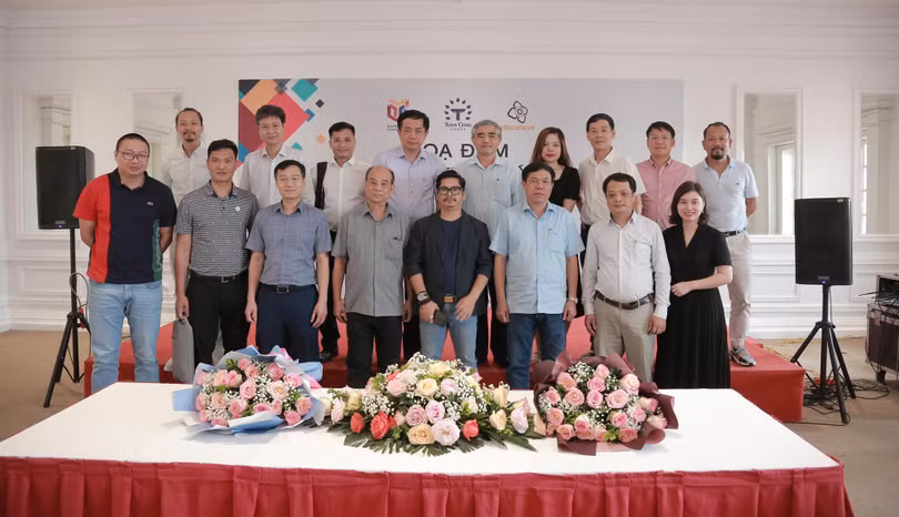 Các diễn giả chụp ảnh lưu niệm cùng Ban tổ chức