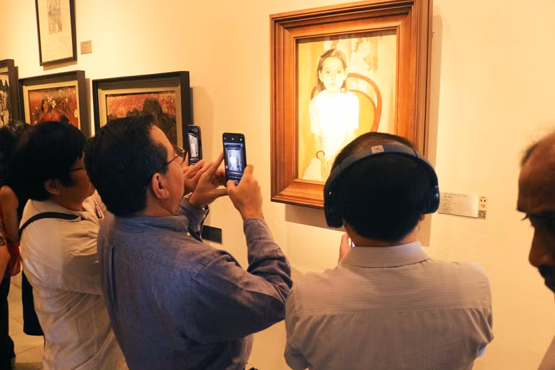 Khách tham quan trải nghiệm ứng dụng thuyết minh đa phương tiện iMuseum VFA