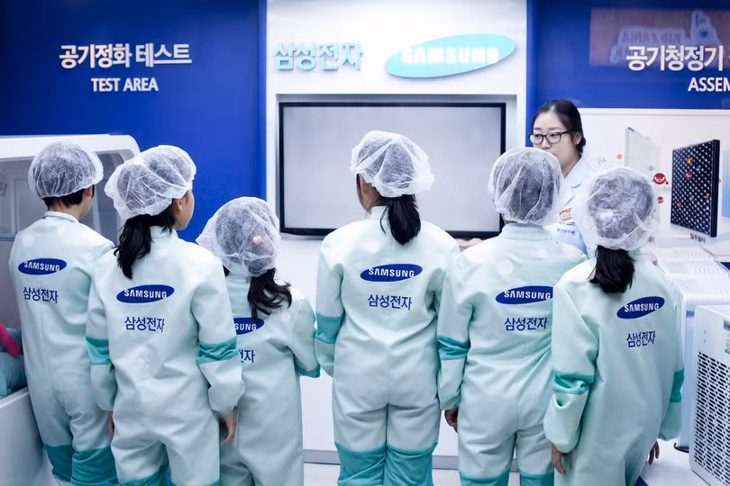 nhan vien samsung.jpg