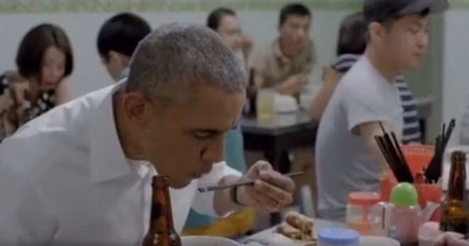 Hình ảnh ông Obama dùng đũa ăn bún chả trong clip quảng bá của CNN.