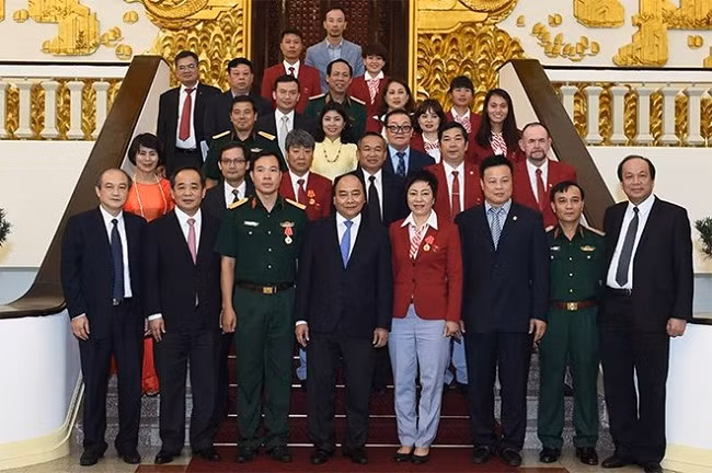 Thủ tướng Nguyễn Xuân Phúc chụp ảnh lưu niệm với Đoàn thể thao Việt Nam tham dự Olympic Rio 2016- (Ảnh: Zing).