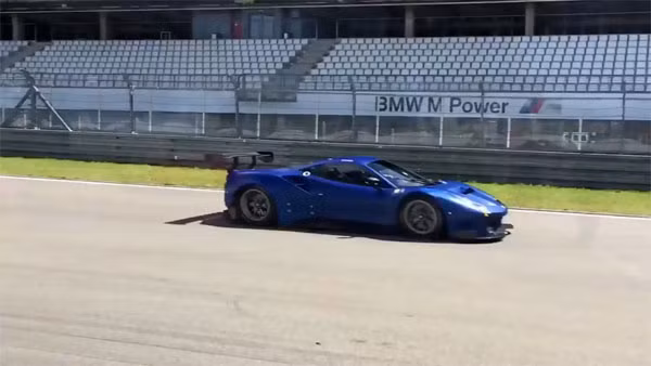 Một chiếc Ferrari 488 GT3 màu xanh.