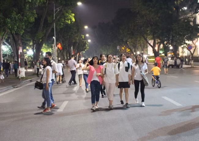 Nhiều người tỏ ra rất thích thú với không gian đi bộ quanh Hồ Hoàn Kiếm.