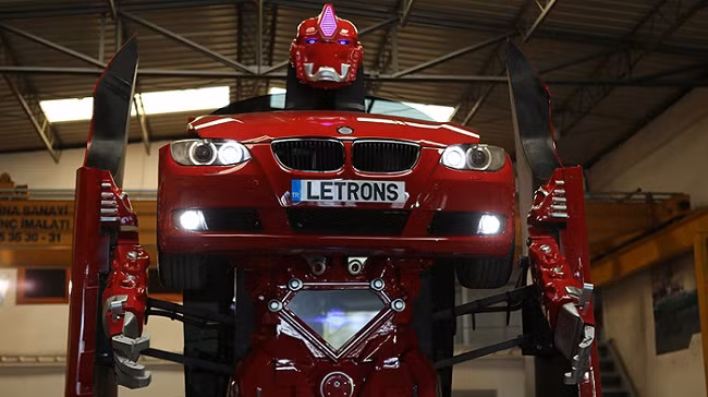 Xe BMW biến hình thành robot Transformer.