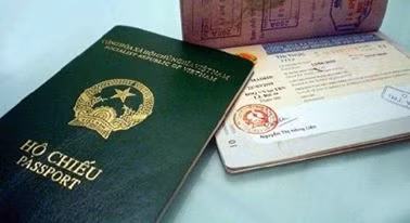 Hơn 4.000 người thôi hộ chiếu quốc tịch Việt Nam hầu hết là cô dâu lấy chồng nước ngoài.