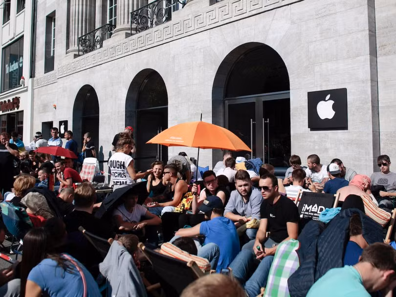 Người Mỹ xếp hàng dài để mua “iPhone X nhái” ảnh 1