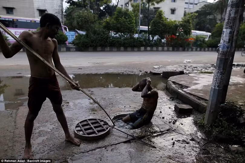 Họ được trả 200 nghìn đồng/ngày để bơi qua các đường ống cống đen sì chạy dọc ngang thủ đô Dhaka Họ được trả 200 nghìn đồng/ngày để bơi qua các đường ống cống đen sì chạy dọc ngang thủ đô Dhaka