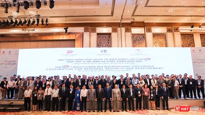 Trên phông chính của Hội thảo Quốc tế về Biển Đông vừa diễn ra tại Đà Nẵng lại ghi là South China Sea