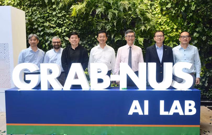 Các thành viên của NUS và Grab chụp hình lưu niệm
