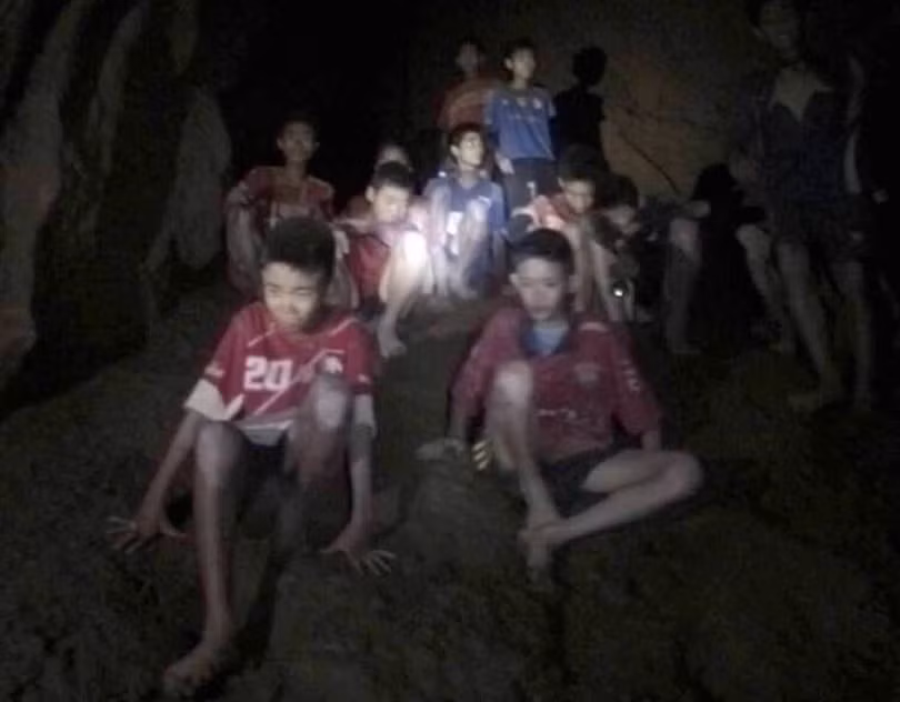 Các thành viên đội bóng thiếu niên được tìm thấy trong một mỏm đá sâu trong hệ thống hang Tham Luang, cách cửa hang chừng 4 kilomet